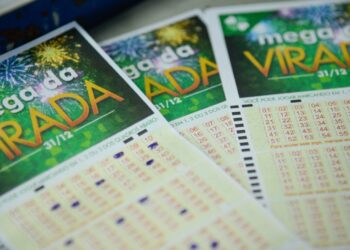 Bilhetes da Mega da Virada destacando dúvidas sobre a declaração do prêmio no Imposto de Renda