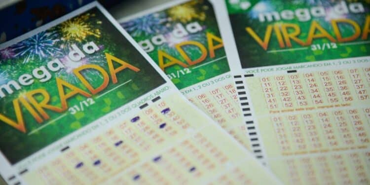 Bilhetes da Mega da Virada destacando dúvidas sobre a declaração do prêmio no Imposto de Renda