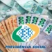 Notas de dinheiro e logo da Previdência Social sobre o tema 13º salário do INSS em 2026.