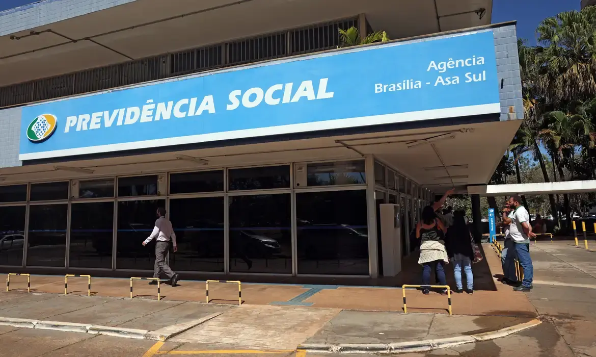 Atendimento Extra INSS - Finais de semana de janeiro Fachada da agência do INSS representando o anúncio sobre atendimento extra nos finais de semana de janeiro.