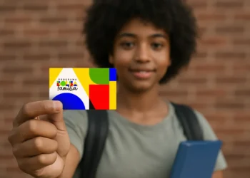 Criança sorrindo e segurando o cartão do Programa Bolsa Família 2026, com design colorido e moderno.