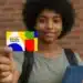 Criança sorrindo e segurando o cartão do Programa Bolsa Família 2026, com design colorido e moderno.