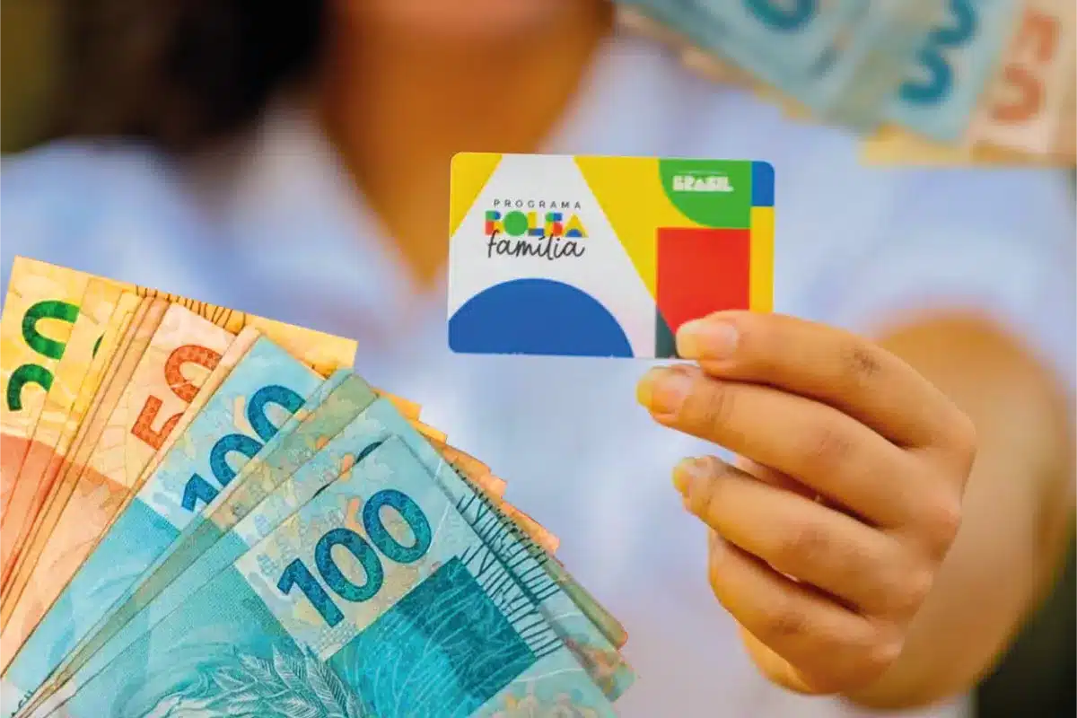 Antecipação do Bolsa Família: pagamento liberado para NIS final 1 neste sábado, 17 de janeiro. Cartão Bolsa Família e cédulas de reais, representando o pagamento do benefício, com antecipação prevista para o dia 17 de janeiro de 2026.