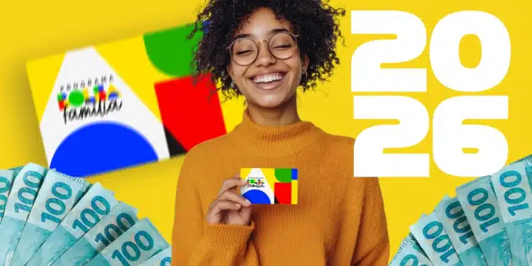 Uma mulher sorridente segurando o cartão do Programa Bolsa Família, com notas de 100 reais ao fundo, destacando o pagamento antecipado de janeiro de 2026.