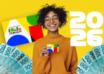 Programa Bolsa Família 2026, com uma beneficiária sorridente segurando o cartão do programa, ao lado de cédulas de R$100 e um fundo colorido.
