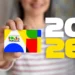 Cartão do Programa Bolsa Família sendo segurado por uma pessoa, com foco na importância do registro da frequência escolar e o prazo de 31 de janeiro de 2026 para recursos.