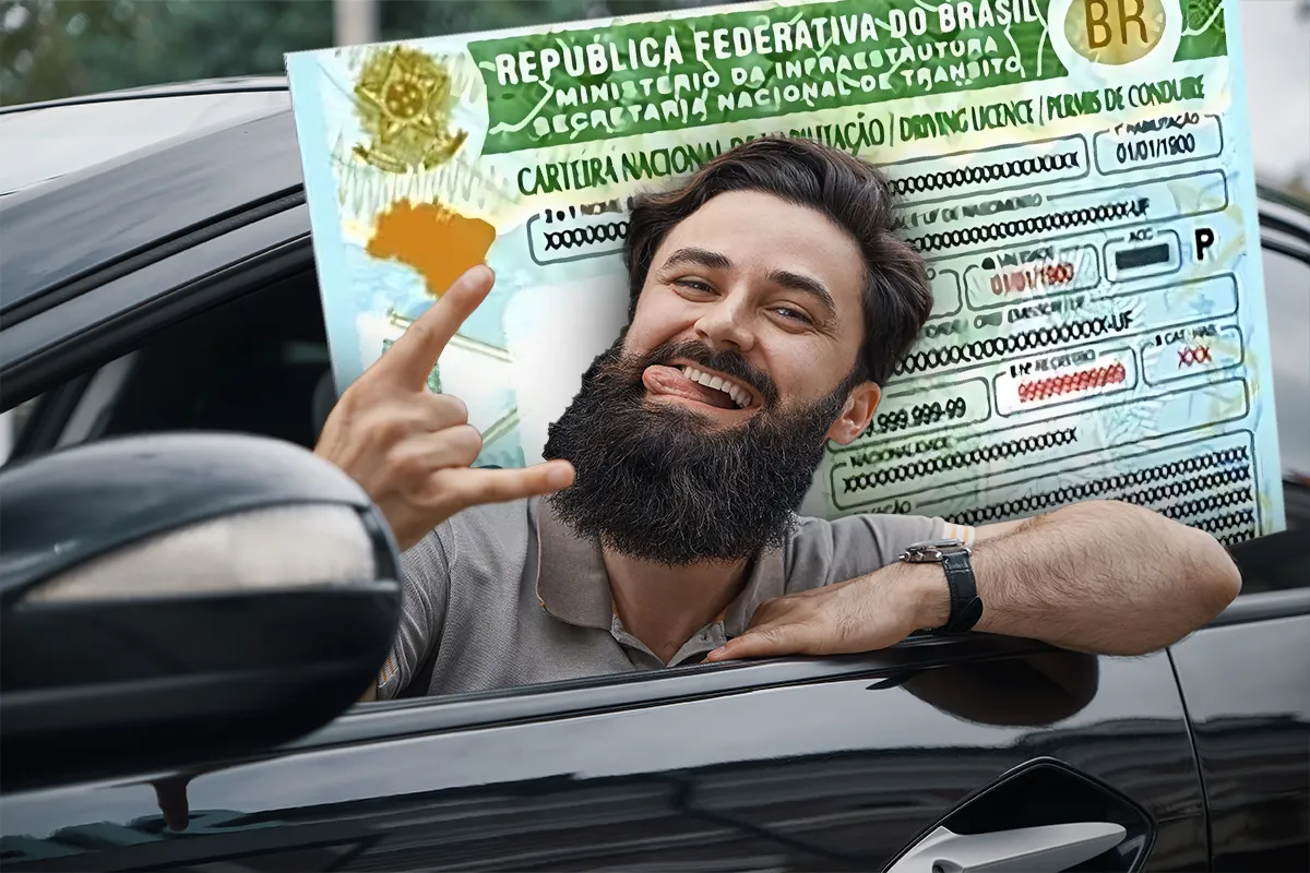 Quem Tem Direito à Renovação Automática da CNH? Homem sorrindo com barba, fazendo gesto de rock, com CNH visível na janela do carro, ilustrando as novas regras sobre renovação automática de CNH.