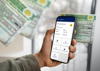 Aplicativo da CNH Digital em uso no celular com a imagem da carteira de habilitação brasileira ao fundo