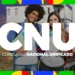 Imagem de dois estudantes sorrindo, com o logo do CNU (Concurso Nacional Unificado) sobreposto. Eles estão em um campus universitário e seguram materiais acadêmicos.