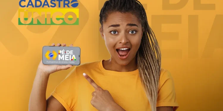 Estudante segurando celular com programa Pé-de-Meia, alertando que dados desatualizados no CadÚnico podem bloquear o benefício em 2026