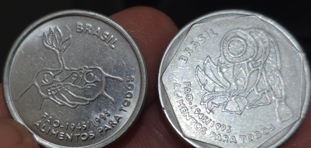 Lado a lado, o reverso de duas moedas de aço inox da FAO de 1995: a de 10 centavos mostra mãos segurando um broto e a de 25 centavos exibe um lavrador. Ambas contêm a frase "Alimentos para Todos"