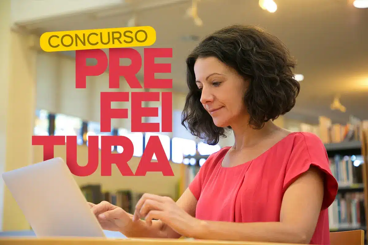 Concurso da Prefeitura de Batatais abre inscrições dia 27 Mulher em um ambiente de biblioteca, digitando em um laptop, com destaque para o texto ‘CONCURSO PREFEITURA’ na imagem.