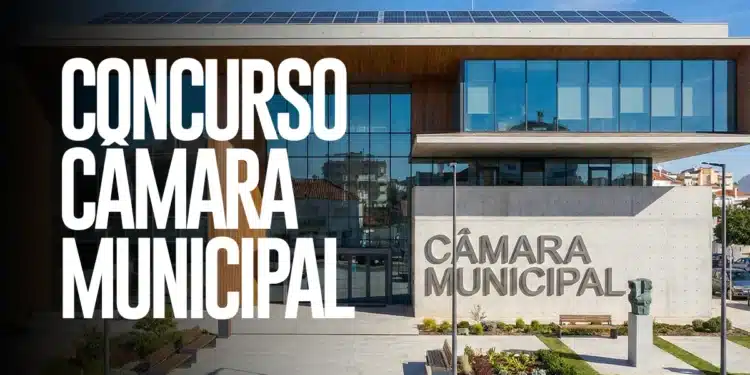 Fachada moderna da Câmara Municipal com painéis solares e letras grandes indicando concurso público