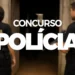 Dois agentes da Polícia Federal de costas, com arma, entrando em ambiente escuro
