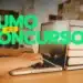 Pessoa estudando em notebook com livros empilhados ao lado e texto Rumo aos Concursos sobreposto
