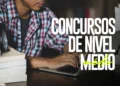 Estudante com livros e laptop, se preparando para concursos de nível médio com inscrições encerrando em 4 de janeiro.
