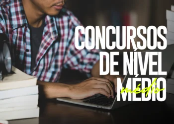 Estudante com livros e laptop, se preparando para concursos de nível médio com inscrições encerrando em 4 de janeiro.