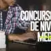 Estudante com livros e laptop, se preparando para concursos de nível médio com inscrições encerrando em 4 de janeiro.