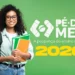 Estudante segurando cadernos em campanha do programa Pé-de-Meia 2026 para alunos do ensino médio