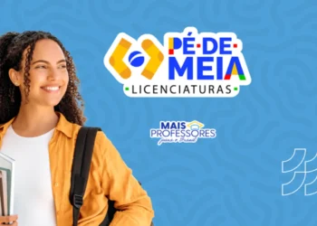 Uma jovem sorridente com livros e a marca Mais Professores, destacando o Pé-de-Meia Licenciaturas 2026,