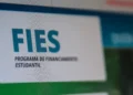 Fies: logo oficial do Programa de Financiamento Estudantil, destacando o início do prazo para completar inscrições postergadas.