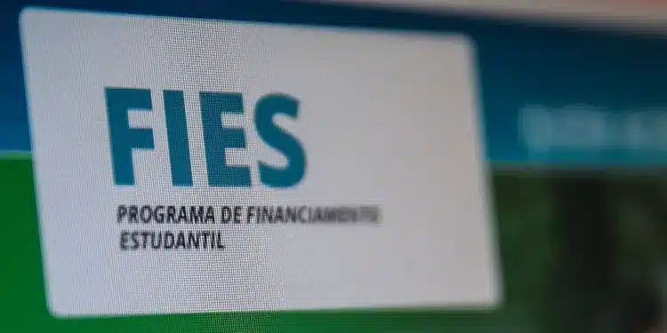 Fies: logo oficial do Programa de Financiamento Estudantil, destacando o início do prazo para completar inscrições postergadas.