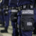 Agentes da Guarda Municipal perfilados exibindo uniforme e equipamento de cintura
