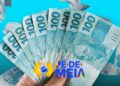 Dinheiro em notas de 100 reais, representando o benefício do Pé-de-Meia 2026 de R$ 1.050.