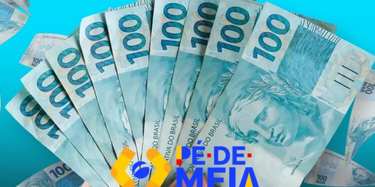Dinheiro em notas de 100 reais, representando o benefício do Pé-de-Meia 2026 de R$ 1.050.