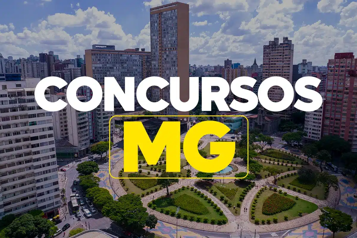 Inscrições concurso da Câmara de Brasilândia de Minas Vista aérea de praça e prédios de cidade mineira com texto Concursos MG em branco e amarelo.