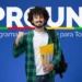 Jovem sorridente com mochila, pastas e livros, em frente ao logo do Prouni.