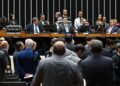 Deputados na Câmara dos Deputados durante a votação da Lei Orçamentária Anual (LOA) de 2026.