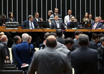 Deputados na Câmara dos Deputados durante a votação da Lei Orçamentária Anual (LOA) de 2026.