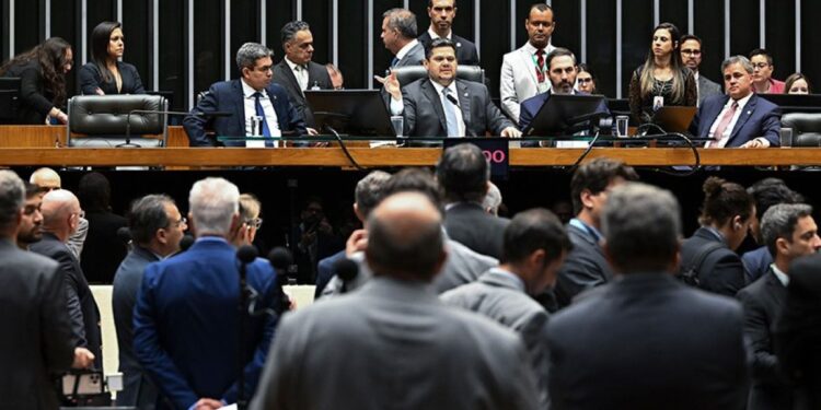Deputados na Câmara dos Deputados durante a votação da Lei Orçamentária Anual (LOA) de 2026.