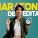 Jovem segurando despertador e sorrindo com livro aberto na cabeça, fundo verde e texto maratona de editais