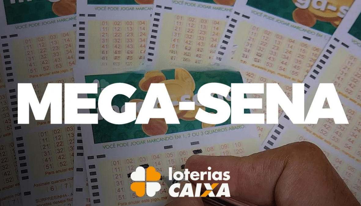 Cartelas da Mega-Sena com moedas douradas sobrepostas e mão segurando caneta para apostar.