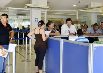 Pessoas aguardando atendimento na fila do INSS enquanto medidas são anunciadas para agilizar a liberação de benefícios.