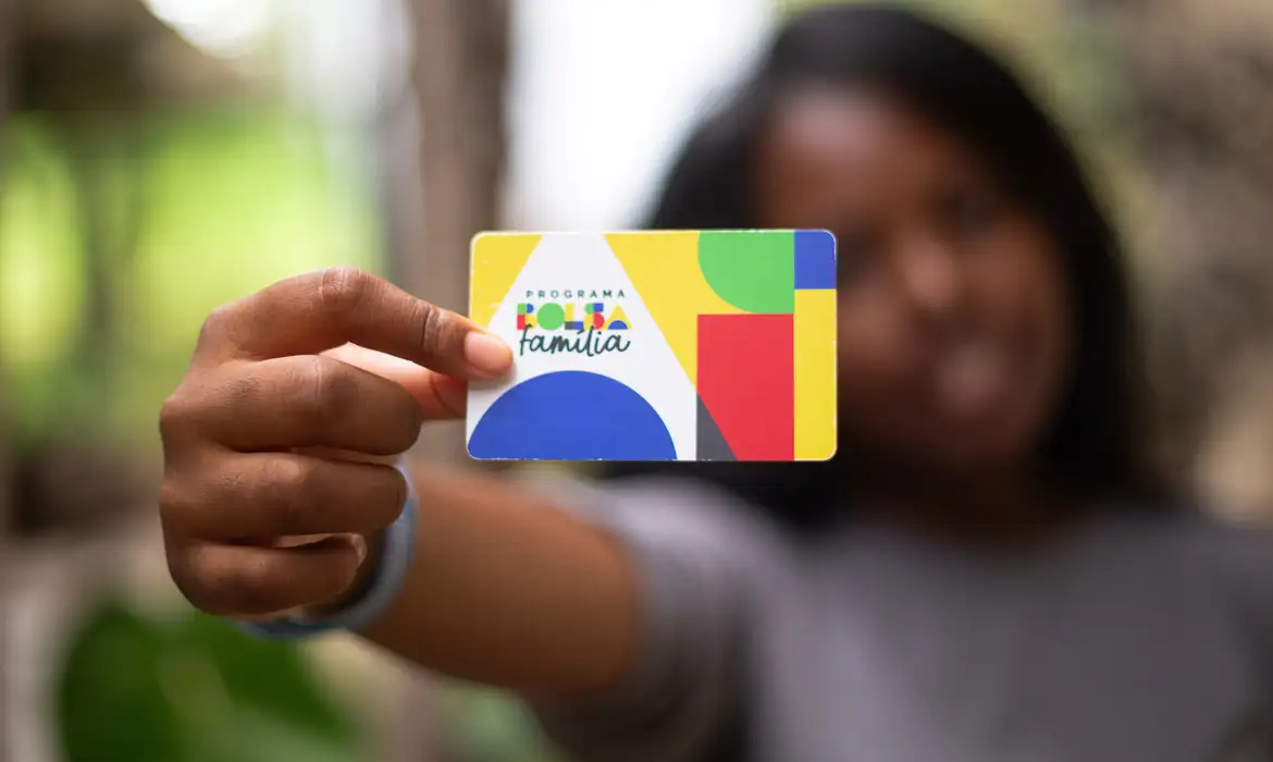 Mudanças no Bolsa Família 2026 Cartão do Programa Bolsa Família, destacando cores vibrantes e logo do programa.