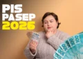 Pessoa segurando notas de dinheiro, refletindo sobre o benefício do PIS/Pasep 2026 e as listas de não beneficiários.
