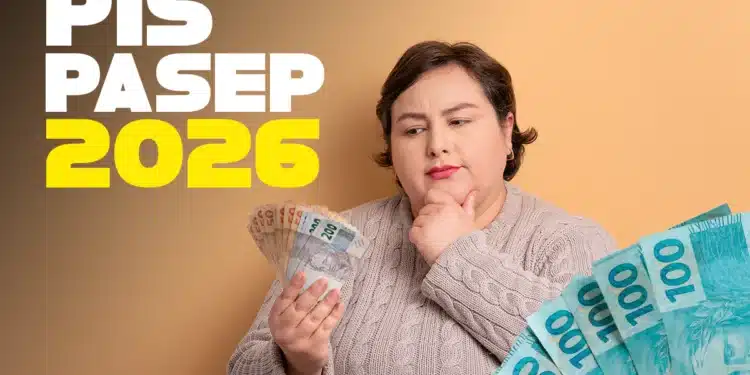 Pessoa segurando notas de dinheiro, refletindo sobre o benefício do PIS/Pasep 2026 e as listas de não beneficiários.