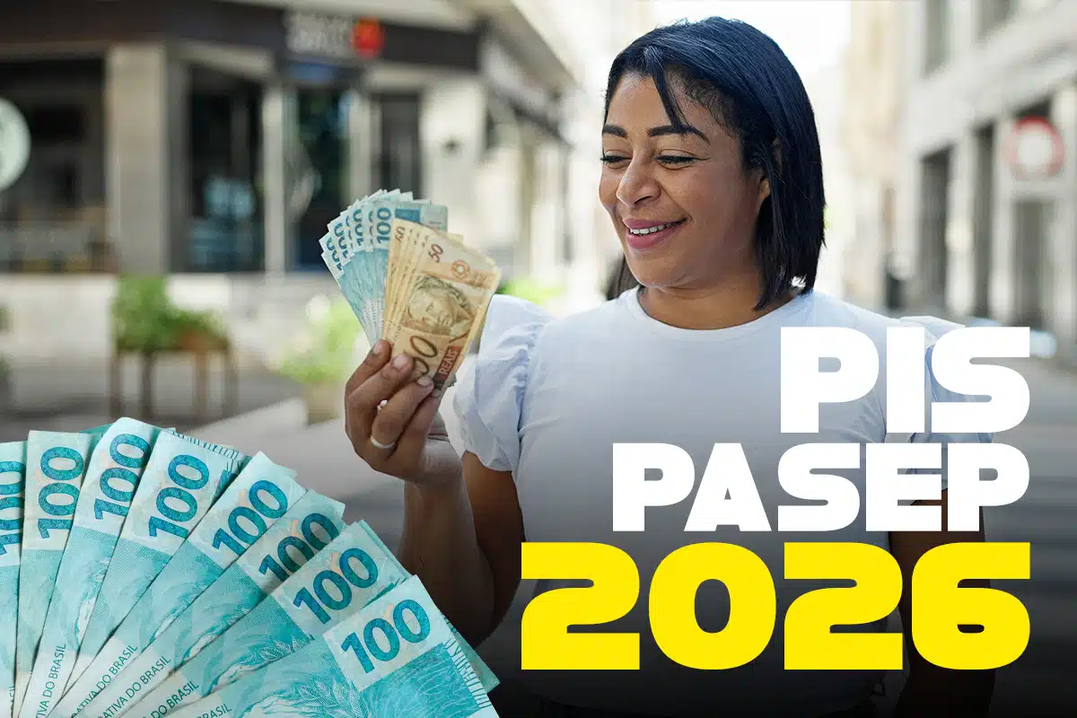 PIS/PASEP 2026: Como Sacar o Benefício Pessoa segurando notas de dinheiro do PIS/PASEP 2026 com expressão de felicidade.