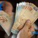 cédulas de 50 reais e logotipos da Caixa e Banco do Brasil, relacionados ao pagamento de R$ 1.621 via PIX.