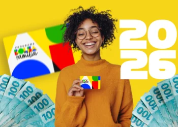Mulher sorrindo e segurando cartão do Bolsa Família 2026, com notas de R$ 100 ao fundo, representando o pagamento extra de até R$ 200.
