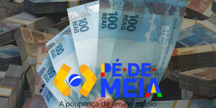Cédulas de 100 reais e logo do programa Pé-de-Meia, que ilustra o pagamentos aos concluintes do ensino médio em 2026.