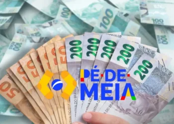 Cédulas de R$ 50, R$ 100 e R$ 200 reais ao fundo, com destaque para o logo do Pé-de-Meia e o texto 'Pé-de-Meia' sobreposto em cores vibrantes, referindo-se ao pagamento da bolsa no valor de R$ 1.050 em 2026.
