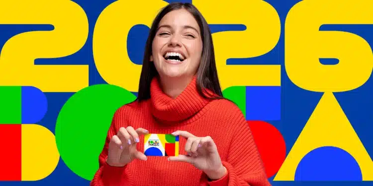 uma mulher sorridente segurando um cartão e números coloridos ao fundo, representando os pagamentos do Bolsa Família em janeiro de 2026.