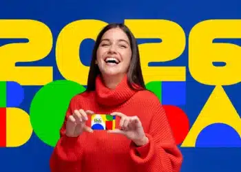 Mulher segurando cartão do Bolsa Família em arte sobre pagamentos de janeiro conforme calendário do NIS