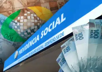 Notas de 100 reais com o prédio do Instituto Nacional do Seguro Social (INSS) ao fundo, relacionada ao pagamento do 13º salário do INSS em 2026.