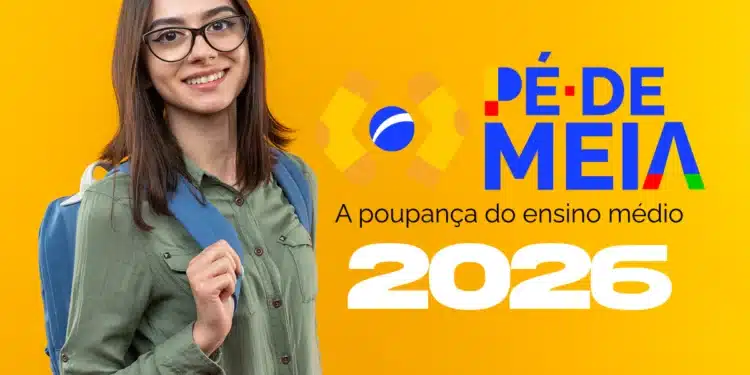 Estudante sorrindo com mochila, representando o programa Pé-de-Meia 2026 para alunos do ensino médio
