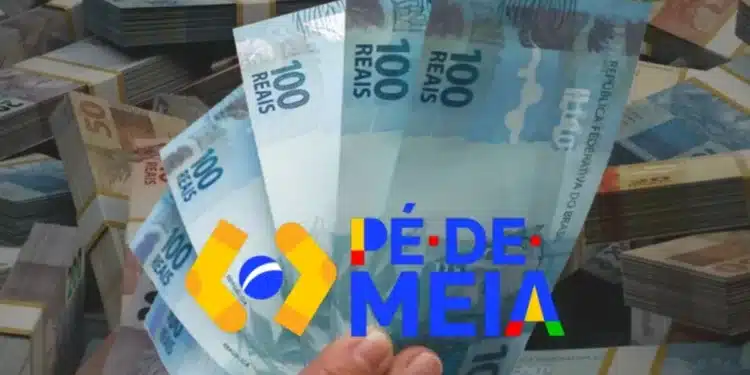 Nota de R$ 100 e pilhas de dinheiro ao fundo com o logotipo do Pé-de-Meia, programa que oferece 73.630 vagas para quem deseja participar.